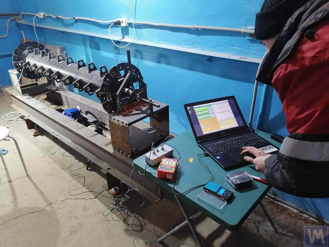 Une ancienne machine d'équilibrage modernisée avec le système de mesure moderne Balanset-1A OEM.